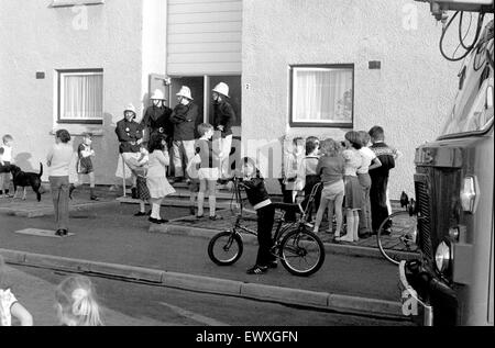 I vigili del fuoco a appartamenti in Summerstoun, attira un sacco di interesse da parte dei bambini sulla strada Foto Stock