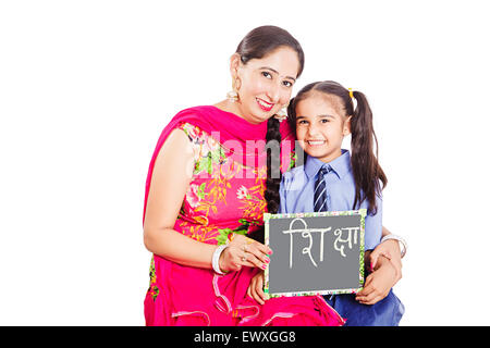 2 indian Punjabi madre e figlia dello studente scheda di ardesia che mostra Foto Stock