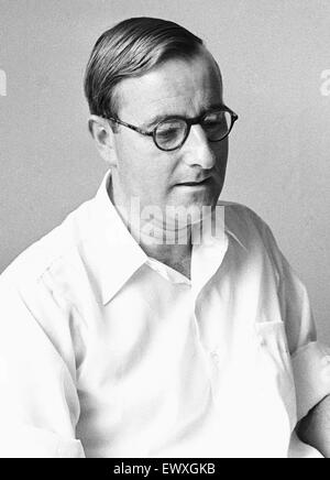 Daily Mirror Ruggles feature del team presso il National Physical Laboratory, Teddington, sviluppando il calcolo automatico motore noto come il pilota di ACE. Il pilota di ACE ha eseguito il suo primo programma il 10 maggio 1950 ed è stato dimostrato per la stampa in Decemb Foto Stock