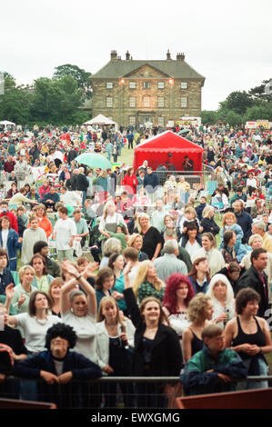 Un anni sessanta e settanta concerto simile a bande e Beatlemania Bjorn Again era tenuto a Ormesby Hall di sabato notte davanti a una folla di circa 3000. 6 luglio 1998. Foto Stock