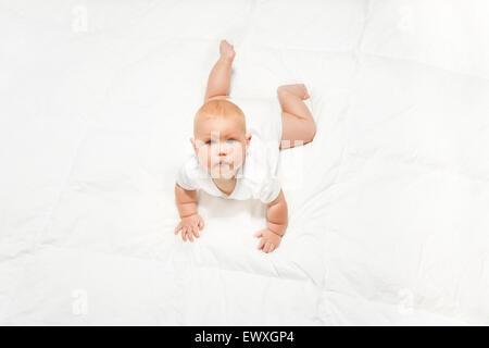 Vista superiore del baby strisciando sulla coperta cercando Foto Stock