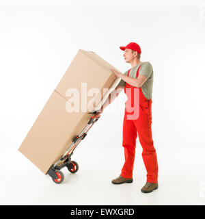 Uomo di consegna azienda spingere il carrello carico di scatole di cartone, su sfondo bianco Foto Stock