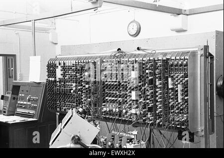 Daily Mirror Ruggles feature del team presso il National Physical Laboratory, Teddington, sviluppando il calcolo automatico motore noto come il pilota di ACE. Il pilota di ACE ha eseguito il suo primo programma il 10 maggio 1950 ed è stato dimostrato per la stampa in Decemb Foto Stock