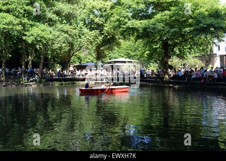 Tiergarten Park, Berlino, Germania. Coppia in una barca a remi sul lago in barca. Foto Stock