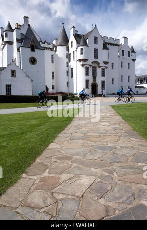 I ciclisti a Blair Castle Blair Atholl Perthshire Highlands scozzesi Scotland Regno Unito Foto Stock