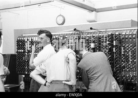 Daily Mirror Ruggles feature del team presso il National Physical Laboratory, Teddington, sviluppando il calcolo automatico motore noto come il pilota di ACE. Il pilota di ACE ha eseguito il suo primo programma il 10 maggio 1950 ed è stato dimostrato per la stampa in Decemb Foto Stock