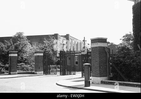 Daily Mirror Ruggles feature del team presso il National Physical Laboratory, Teddington, sviluppando il calcolo automatico motore noto come il pilota di ACE. Il pilota di ACE ha eseguito il suo primo programma il 10 maggio 1950 ed è stato dimostrato per la stampa in Decemb Foto Stock