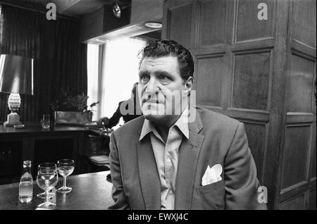 Tommy Cooper visto qui al bar del Teatro Nuovo di Oxford. Xxii Marzo 1972 Foto Stock