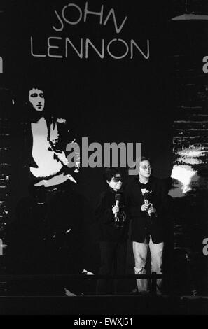 John Lennon Memorial concerto tenutosi al Pier Head, Liverpool. Yoko Ono e Sean Lennon sul palco. Il 5 maggio 1990. Foto Stock