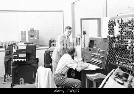 Daily Mirror Ruggles feature del team presso il National Physical Laboratory, Teddington, sviluppando il calcolo automatico motore noto come il pilota di ACE. Il pilota di ACE ha eseguito il suo primo programma il 10 maggio 1950 ed è stato dimostrato per la stampa in Decemb Foto Stock