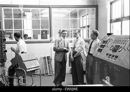 Daily Mirror Ruggles feature del team presso il National Physical Laboratory, Teddington, sviluppando il calcolo automatico motore noto come il pilota di ACE. Il pilota di ACE ha eseguito il suo primo programma il 10 maggio 1950 ed è stato dimostrato per la stampa in Decemb Foto Stock