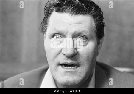 Tommy Cooper visto qui al bar del Teatro Nuovo di Oxford. Xxii Marzo 1972 Foto Stock