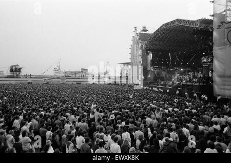 John Lennon Memorial concerto tenutosi al Pier Head, Liverpool. Il 5 maggio 1990. Foto Stock