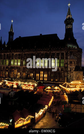 DEU, Germania, Aachen, Fiera di Natale al mercato di fronte al municipio DEU, Deutschland, Aachen, Weihnachtsmarkt auf dem M Foto Stock