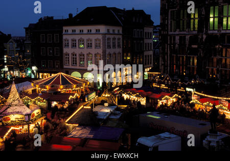 DEU, Germania, Aachen, Fiera di Natale al mercato di fronte al municipio DEU, Deutschland, Aachen, Weihnachtsmarkt auf dem M Foto Stock