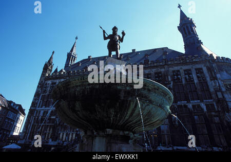 DEU, Germania, Aachen, fontana con il monumento di Carlo Magno davanti al municipio DEU, Deutschland, Aachen, Brunnen mit De Foto Stock