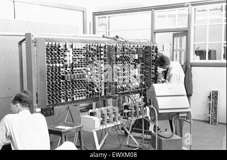 Daily Mirror Ruggles feature del team presso il National Physical Laboratory, Teddington, sviluppando il calcolo automatico motore noto come il pilota di ACE. Il pilota di ACE ha eseguito il suo primo programma il 10 maggio 1950 ed è stato dimostrato per la stampa in Decemb Foto Stock