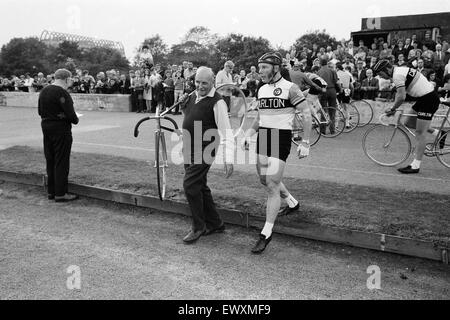 L'ex Campione del Mondo di sprint ciclista Reg Harris raffigurato all'Fallowfield Racing via, Manchester. Il 17 agosto 1971. Foto Stock