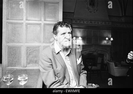 Tommy Cooper visto qui al bar del Teatro Nuovo di Oxford. Xxii Marzo 1972 Foto Stock