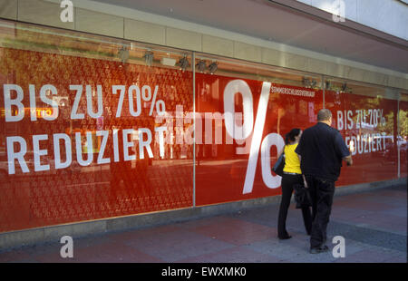 DEU, Germania, Aachen, bill nella vetrina di un negozio di vendita campagne di sconti. DEU, Deutschland, Aachen, Plakat in Schaufenster wirbt m Foto Stock