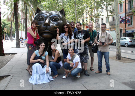 Fotografia di Meetup gruppo pone da Botero's Raval Cat mentre sulla foto-a piedi a Barcellona Foto Stock