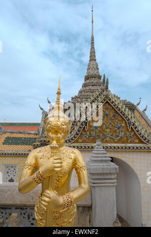 Kinare - personaggio mitologico, metà uccello, metà uomo in Wat Phra Kaew o il Tempio del Buddha di Smeraldo Foto Stock