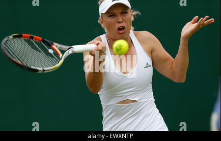 Il torneo di Wimbledon, Regno Unito. 2 Luglio, 2015. La Danimarca Caroline WOZNIACKI restituisce un colpo durante la lady del secondo turno contro Denisa Allertova della Repubblica Ceca del 2015 Wimbledon Tennis Championships di Londra, Gran Bretagna, 2 luglio 2015. Wozniacki ha vinto 2-0. Credito: Voi Pingfan/Xinhua/Alamy Live News Foto Stock