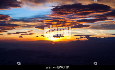 Bellissima alba al di sopra dei monti Tatra, vista da Babia Gora National Park, Polonia Foto Stock