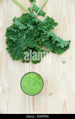 Materie foglia verde e frullato di frutta in un bicchiere Foto Stock