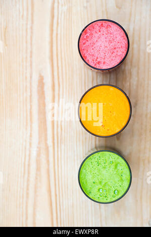 Fragola, la carota e la foglia verde frullati in un semaforo di formazione Foto Stock