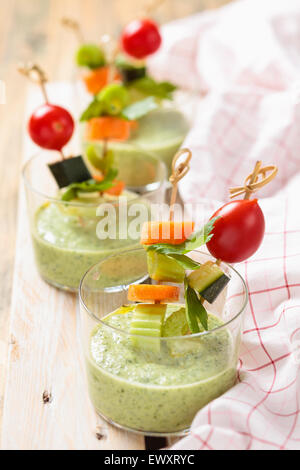 Bastoncini di verdure e verde zuppa fredda (gazpacho) . Foto Stock