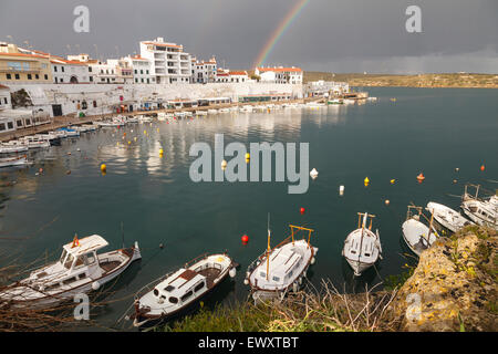 Barche e Rainbow. I font di Cales. Isole Baleari. Spagna. Europa Foto Stock