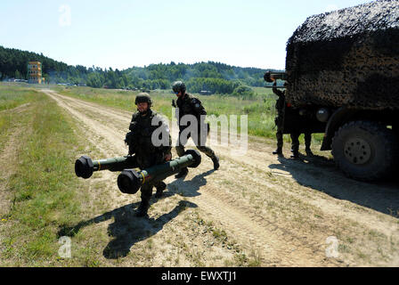 Boletice, Cesky Krumlov regione. 2 Luglio, 2015. Legacy Tobruq 2015, tattiche di esercitazione militare con la partecipazione della Repubblica ceca, Ungheria, Lituania, Slovacchia e gli Stati Uniti d'America, culmina con il combattimento di scatti da anti-aircraft systems in Boletice, Cesky Krumlov Regione, Repubblica Ceca, 2 luglio 2015. Credito: Vaclav Pancer/CTK foto/Alamy Live News Foto Stock