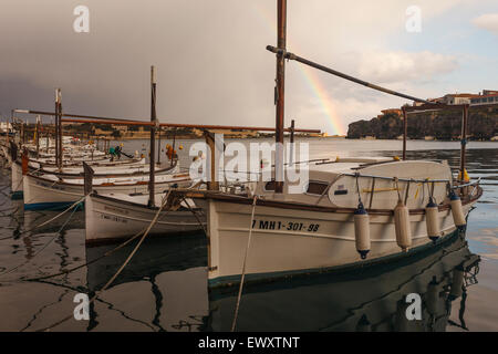 Barche e Rainbow. I font di Cales. Isole Baleari. Spagna. Europa Foto Stock
