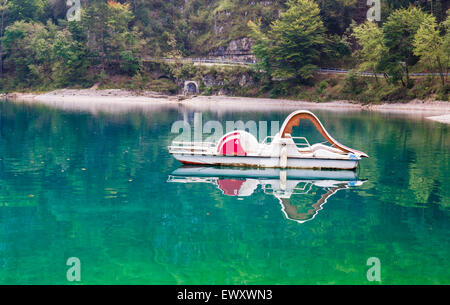 Pedale barca abbandonata sulle calme acque del lago Foto Stock