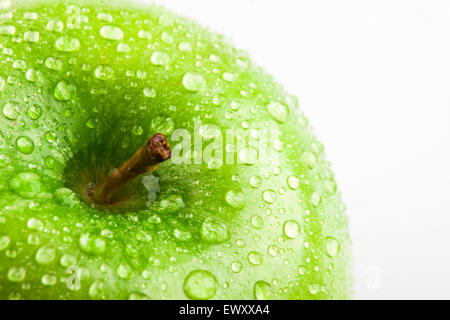 Apple nel verde con gocce d'acqua sulla sua superficie Foto Stock