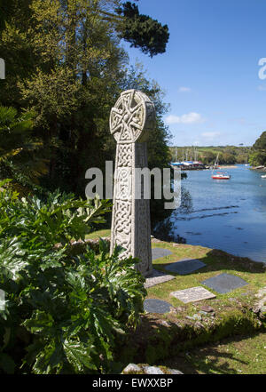 Croce celtica pietra tombale del Fiume Fal, Sant Just in Roseland, Cornwall, Regno Unito Foto Stock