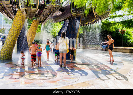 I bambini giocano a splash parco presso la miriade di Giardini Botanici in Oklahoma City, Oklahoma, Stati Uniti d'America. Foto Stock