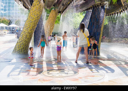 I bambini giocano a splash parco presso la miriade di Giardini Botanici in Oklahoma City, Oklahoma, Stati Uniti d'America. Foto Stock