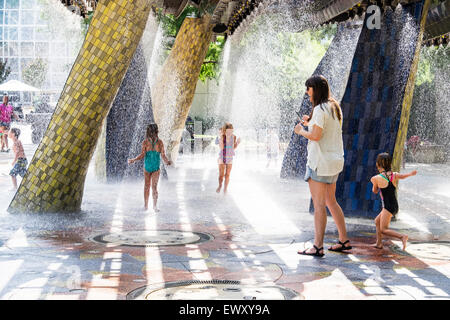 I bambini giocano a Thunder park, tuffati in un parco nel centro cittadino di Oklahoma City, Oklahoma presso la miriade di Giardini Botanici. Stati Uniti d'America. Foto Stock