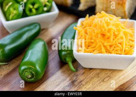 Una fresca pagnotta cotta di cheddar jalapeno pane Foto Stock