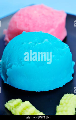 Piastra con palline di gelato di diversi colori Foto Stock