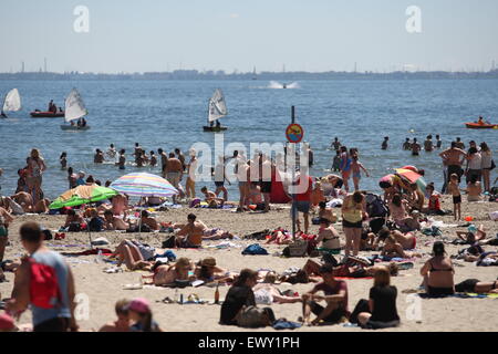 Gdynia, Polonia 2nd, Luglio 2015 migliaia di persone piace prendere il sole e nuotare a costa del Mar Baltico a Gdynia. Meteorologi pronosticare oltre 36 gradi centigradi durante i prossimi giorni. Credito: Michal Fludra/Alamy Live News Foto Stock