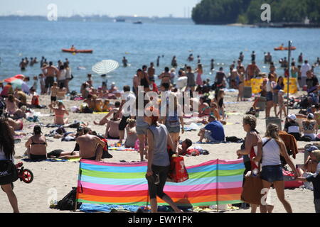 Gdynia, Polonia 2nd, Luglio 2015 migliaia di persone piace prendere il sole e nuotare a costa del Mar Baltico a Gdynia. Meteorologi pronosticare oltre 36 gradi centigradi durante i prossimi giorni. Credito: Michal Fludra/Alamy Live News Foto Stock