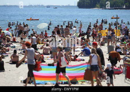 Gdynia, Polonia 2nd, Luglio 2015 migliaia di persone piace prendere il sole e nuotare a costa del Mar Baltico a Gdynia. Meteorologi pronosticare oltre 36 gradi centigradi durante i prossimi giorni. Credito: Michal Fludra/Alamy Live News Foto Stock