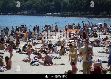 Gdynia, Polonia 2nd, Luglio 2015 migliaia di persone piace prendere il sole e nuotare a costa del Mar Baltico a Gdynia. Meteorologi pronosticare oltre 36 gradi centigradi durante i prossimi giorni. Credito: Michal Fludra/Alamy Live News Foto Stock