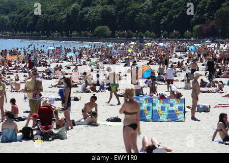 Gdynia, Polonia 2nd, Luglio 2015 migliaia di persone piace prendere il sole e nuotare a costa del Mar Baltico a Gdynia. Meteorologi pronosticare oltre 36 gradi centigradi durante i prossimi giorni. Credito: Michal Fludra/Alamy Live News Foto Stock