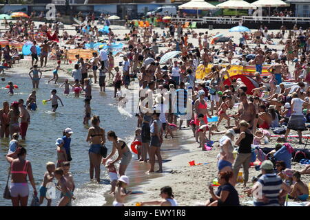 Gdynia, Polonia 2nd, Luglio 2015 migliaia di persone piace prendere il sole e nuotare a costa del Mar Baltico a Gdynia. Meteorologi pronosticare oltre 36 gradi centigradi durante i prossimi giorni. Credito: Michal Fludra/Alamy Live News Foto Stock