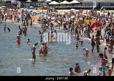 Gdynia, Polonia 2nd, Luglio 2015 migliaia di persone piace prendere il sole e nuotare a costa del Mar Baltico a Gdynia. Meteorologi pronosticare oltre 36 gradi centigradi durante i prossimi giorni. Credito: Michal Fludra/Alamy Live News Foto Stock