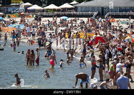 Gdynia, Polonia 2nd, Luglio 2015 migliaia di persone piace prendere il sole e nuotare a costa del Mar Baltico a Gdynia. Meteorologi pronosticare oltre 36 gradi centigradi durante i prossimi giorni. Credito: Michal Fludra/Alamy Live News Foto Stock